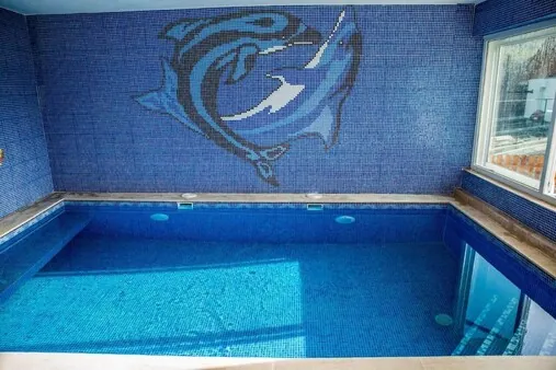 Piscină interioară cu mozaic albastru